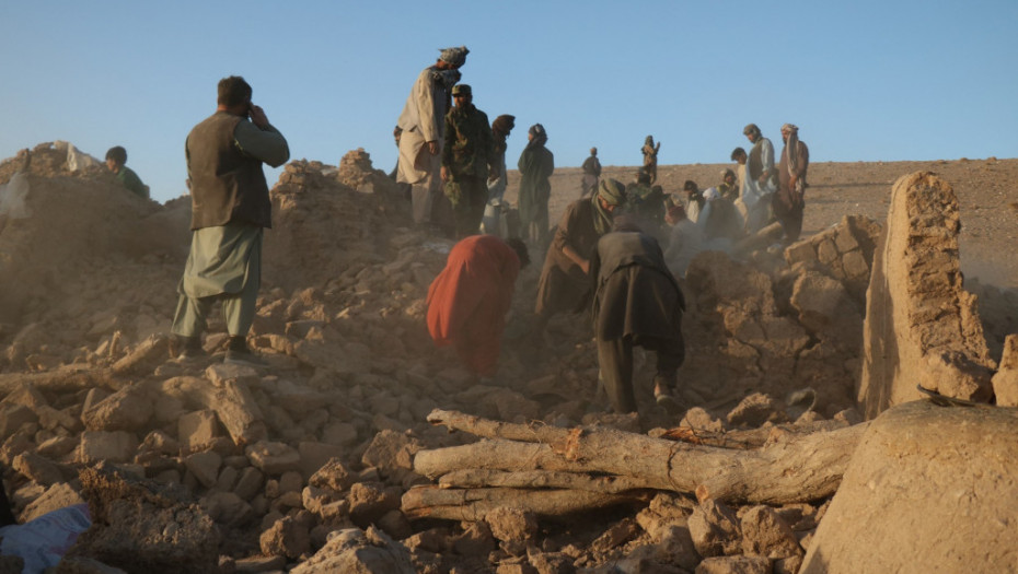 Broj žrtava zemljotresa u Avganistanu premašio 2.400, više hiljada povređenih ljudi