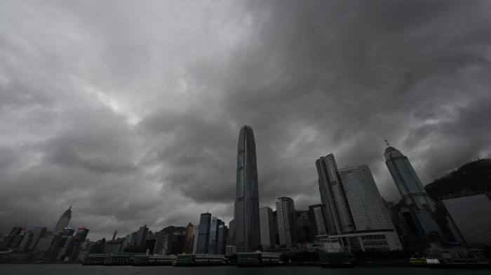 Približava se oluja Koinu, u Hongkongu zatvorene prodavnice, škole, otkazani letovi