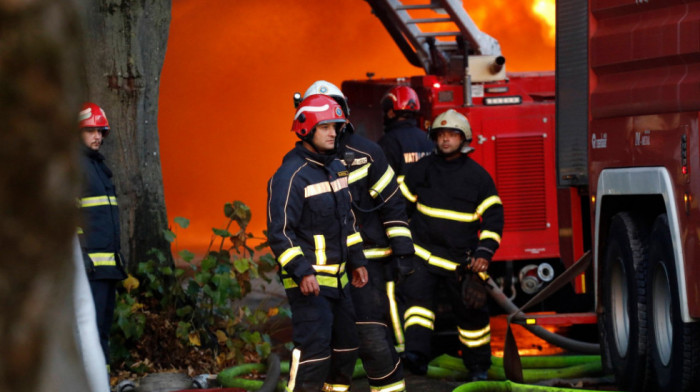Veliki požar u fabrici u Obrenovcu: Na terenu pet vatrogasnih ekipa