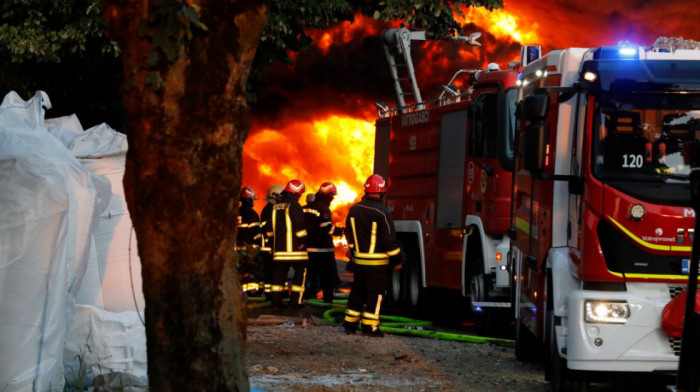 Požar na Autokomandi, na terenu 28 vatrogasaca (VIDEO)