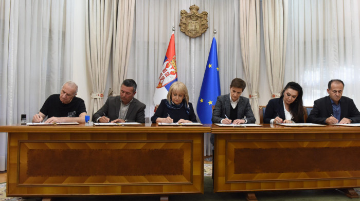 Vlada i sindikati potpisali Protkol: Početna plata nastavnika biće izjednačena sa prosečnom platom do 1. januara 2025.