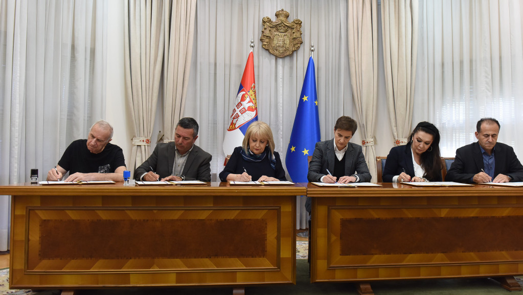 Vlada i sindikati potpisali Protkol: Početna plata nastavnika biće izjednačena sa prosečnom platom do 1. januara 2025.