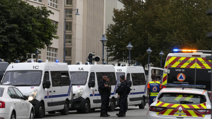 Učenica koledža u Francuskoj preminula od srčanog udara izazvanog stresom zbog napada nožem u školi