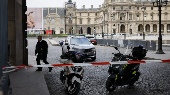 Muzej Luvr zatvoren iz bezbednosnih razloga, i Versajski dvorac evakuisan zbog dojave o bombi