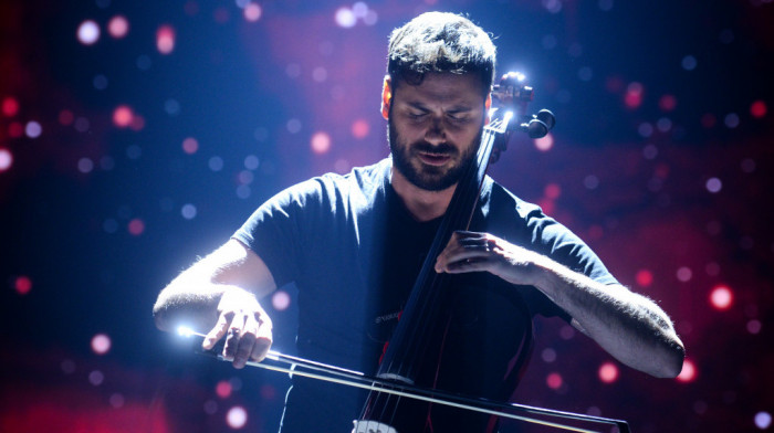 Čuveni violončelista Stjepan Hauser na koncertu u Beogradu posvetio jednu od pesama žrtvama iz Ribnikara