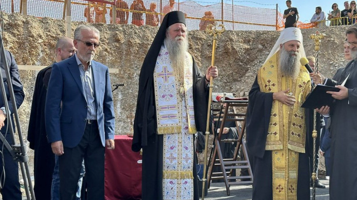 Patrijarh Porfirije i mitropolit Joanikije osveštali kamen temeljac crkve i gimnazije Sveti Sava