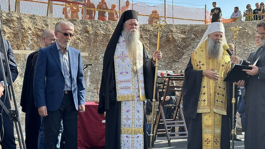 Patrijarh Porfirije i mitropolit Joanikije osveštali kamen temeljac crkve i gimnazije Sveti Sava