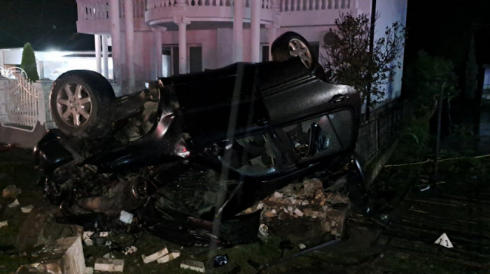 Teška saobraćajna nesreća kod Šapca: Jedan mladić poginuo, drugi prevezen u bolnicu