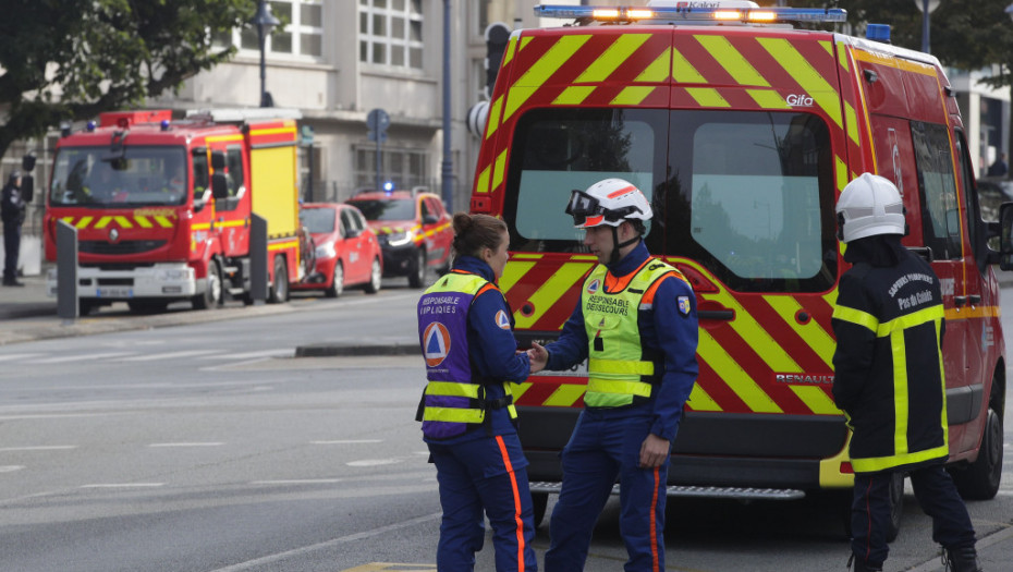 Zbog pretnje bombom u Francuskoj evakuisana gimnazija u kojoj je ubijen profesor