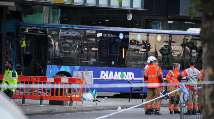 Autobus udario u zgradu u centru Mančestera, najmanje dve osobe povređene