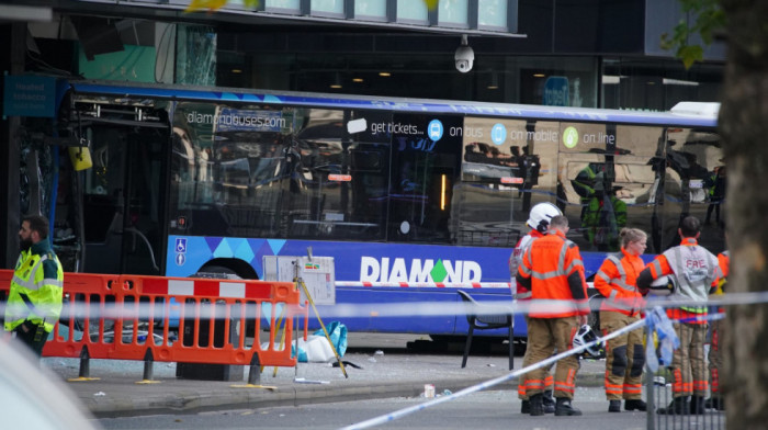 Autobus udario u zgradu u centru Mančestera, najmanje dve osobe povređene