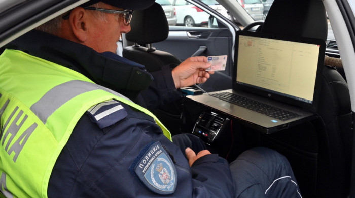 Policija kod Blaca uhvatila Makedonca jer je "bentlijem" prekoračio brzinu za 100 kilometara na sat