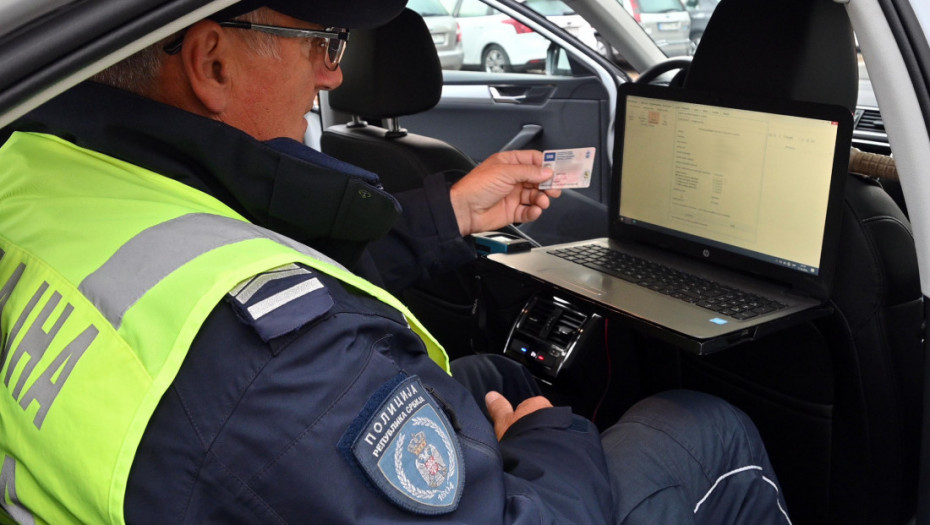 Policija kod Blaca uhvatila Makedonca jer je "bentlijem" prekoračio brzinu za 100 kilometara na sat