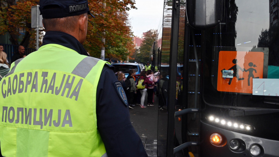 Vozač autobusa koji je prevozio decu na ekskurziju isključen iz saobraćaja, alkotestom utvrđeno da je imao 0,18 promila