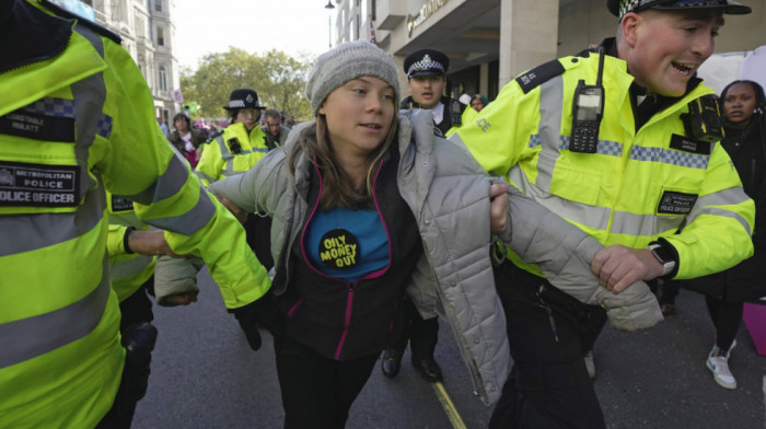 Greta Tunberg među uhapšenim aktivistima u Londonu: Ometali sastanak rukovodilaca naftnih i gasnih kompanija