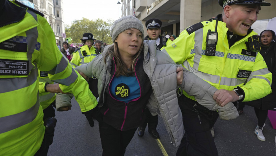 Greta Tunberg među uhapšenim aktivistima u Londonu: Ometali sastanak rukovodilaca naftnih i gasnih kompanija