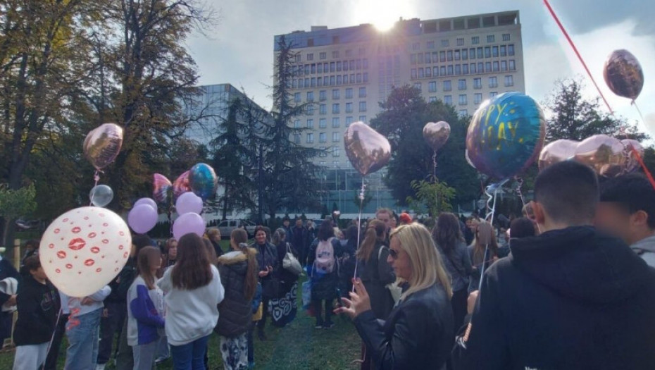 Japanska trešnja i baloni za 14. rođendan Mare Anđelković, devojčice ubijene u školi "Vladislav Ribnikar"