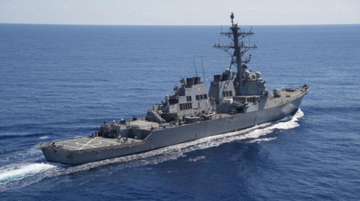 Ratni brod američke mornarice presreo više projektila u blizini Jemena