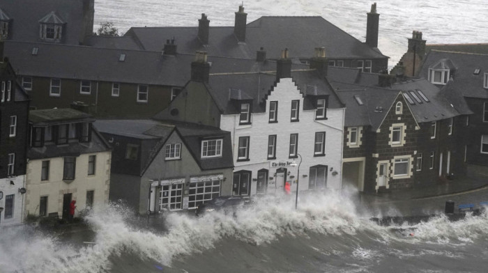 Oluja Babet stigla do obala Britanije, evakuisano više od 400 domova