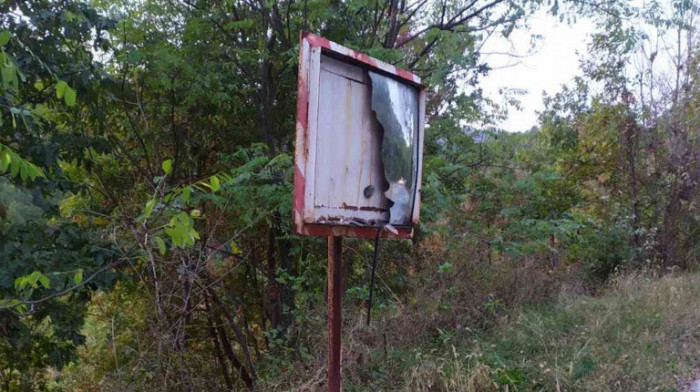 Nepoznati počinioci polomili saobraćajne znakove pored puta od Caganja do Vrnčana