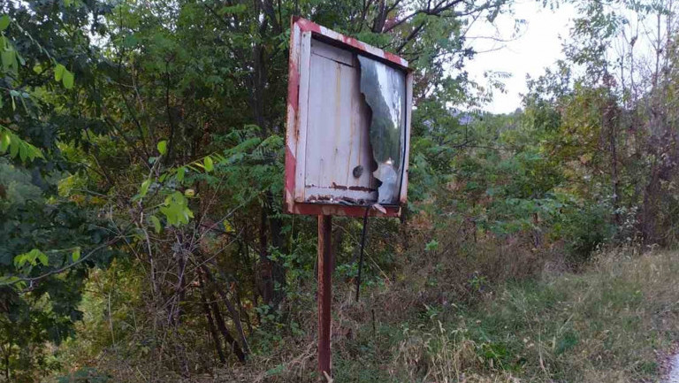 Nepoznati počinioci polomili saobraćajne znakove pored puta od Caganja do Vrnčana