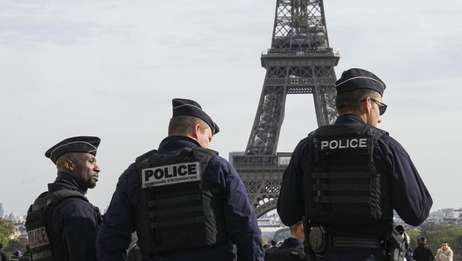 Francuska policija uhapsila čoveka koji se popeo na Ajfelov toranj u Parizu