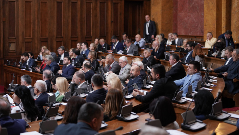 Poslanici većine najavljuju podršku budžetu, opozicija kritikuje