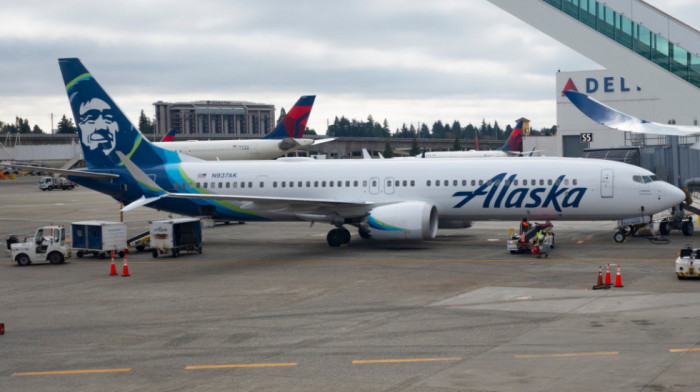 Drama na nebu iznad SAD: Avionu tokom leta ispao prozor i deo trupa, prizemljen svaki Boing 737-9 kompanije sa Aljaske