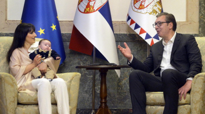 Lazar hiljadita beba rođena u Pasjanu, Vučić: Na Kosovu i Metohiji veći natalitet nego u ostatku Srbije