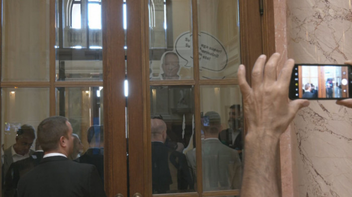 Poslanici iz grupe Pravac Evropa pokušali da unesu u skupštinsku salu lutku od stiropora sa likom Dragana Đilasa