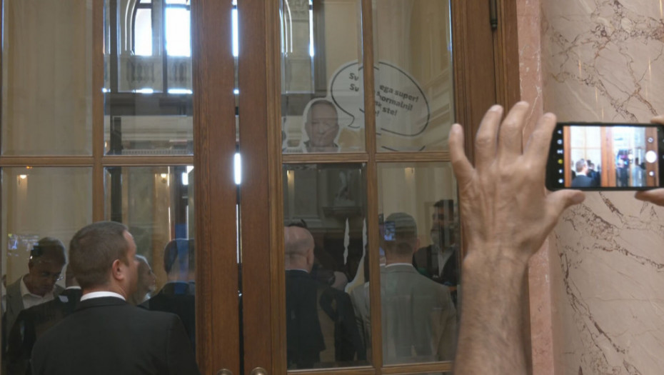 Poslanici iz grupe Pravac Evropa pokušali da unesu u skupštinsku salu lutku od stiropora sa likom Dragana Đilasa
