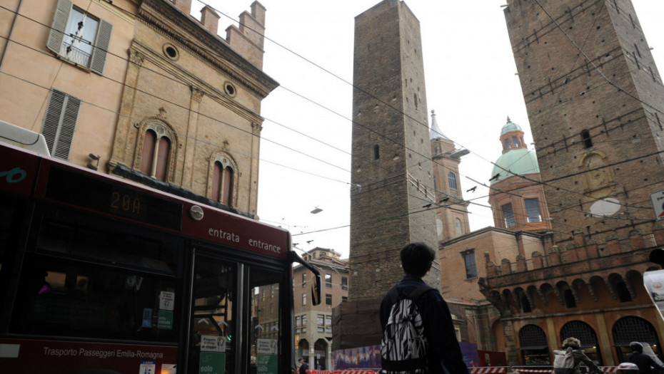Bolonja kao Piza: Jedan od dva tornja iz 12. veka se iskrivio, gradska vlast ga obezbedila u strahu od rušenja