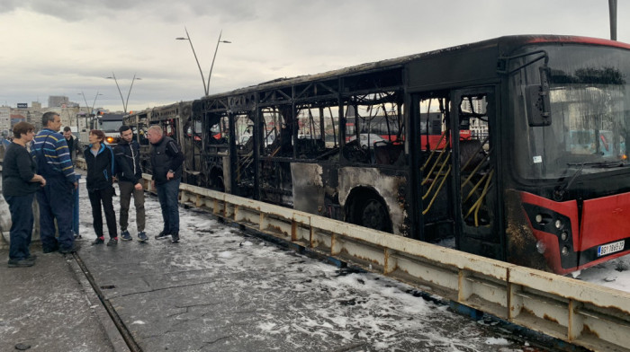 Ugašen požar na Brankovom mostu, od autobusa ostala samo olupina (FOTO)