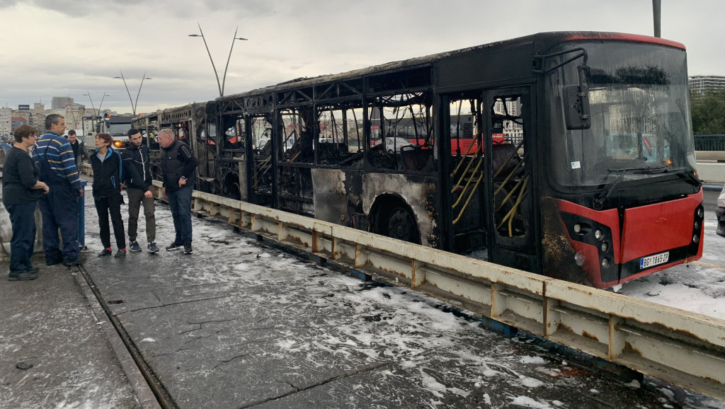 Ugašen požar na Brankovom mostu, od autobusa ostala samo olupina (FOTO)