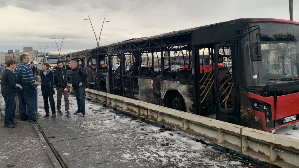 Ugašen požar na Brankovom mostu, od autobusa ostala samo olupina (FOTO)