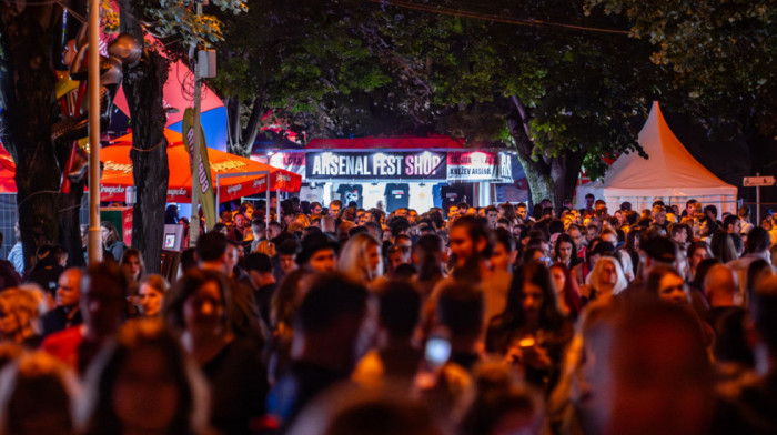 Od zahteva samo sake i bezalkoholno pivo: Kijanu Rivs sa bendom Dogstar stiže na Arsenal Fest 2024