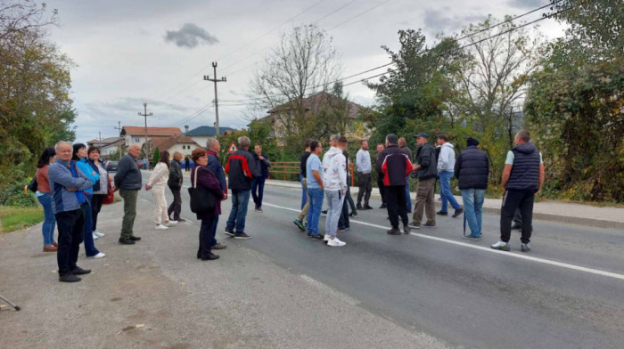Meštani nekoliko sela u opštini Vrnjačka Banja blokirali put Kruševac-Kraljevo, nezadovoljni zbog eksproprijacije