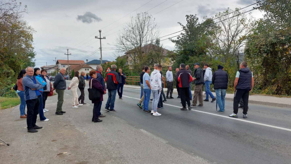 Meštani nekoliko sela u opštini Vrnjačka Banja blokirali put Kruševac-Kraljevo, nezadovoljni zbog eksproprijacije