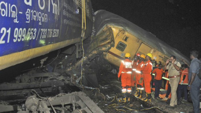 U sudaru dva putnička voza u Indiji poginulo najmanje 10 ljudi, više osoba povređeno