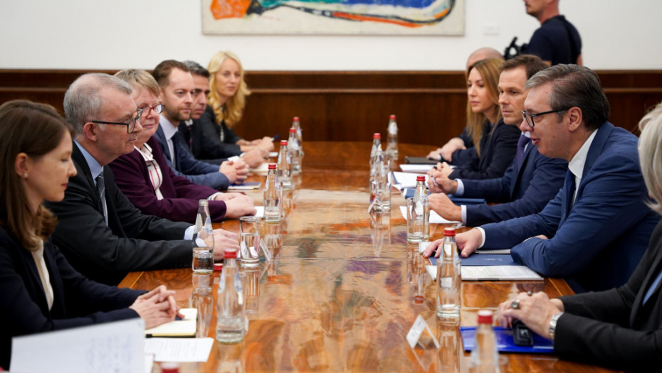 Šef Misije MMF-a Donal Mekgetigan s Vučićem i Brnabić: Srbija postigla odlične rezultate, ispunjeni planirani ciljevi