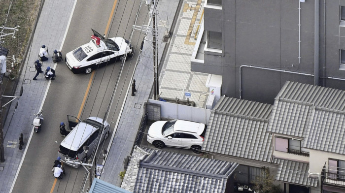 U Japanu muškarac pucao ispred bolnice, zabarikadirao se u pošti, uzeo dve osobe kao taoce