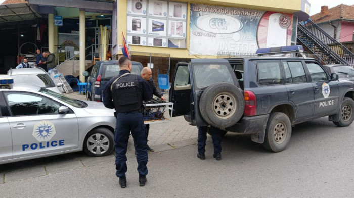 Specijalci kosovske policije pretresaju Robnu kuću "Metal" u Zvečanu