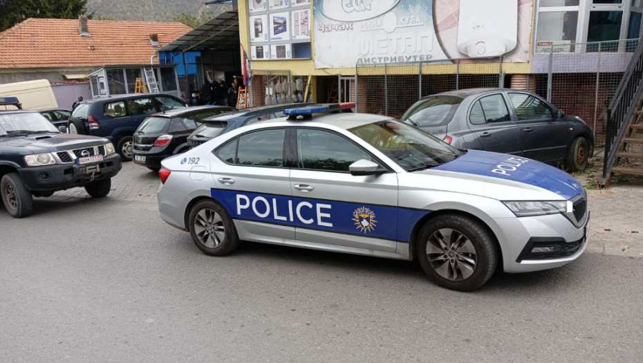 Kosovska policija uklonila bilbord sa zastavom Srbije u naselju Kroi i Vitakut