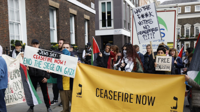 Protesti na železničkoj stanici u Londonu u znak podrške Palestini