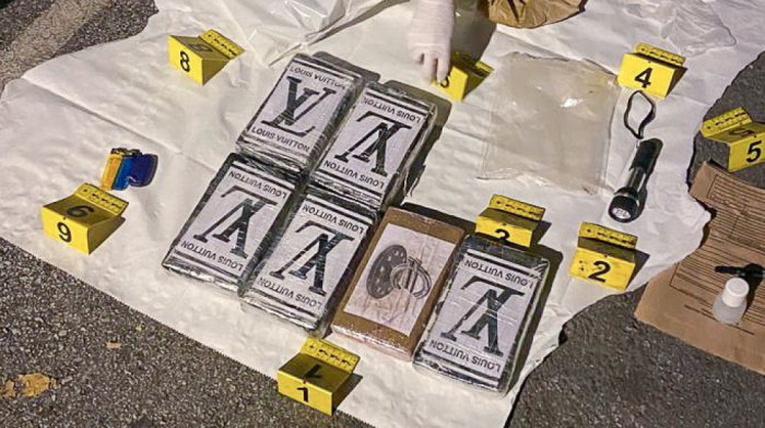 Uhapšeno dvoje osumnjičenih za preprodaju droge, policija našla šest kilograma kokaina u njihovom automobilu