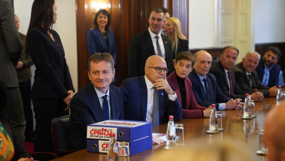 SNS prva predala RIK-u izbornu listu, prikupili 92.637 potpisa podrške