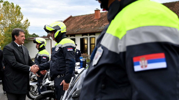 Gašić uručio 25 motocikala službenicima saobraćajne policije u centru Makiš