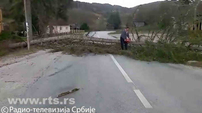 Oko deset odsto stanovnika Bajine Bašte bez struje zbog oluje, odnet krov škole