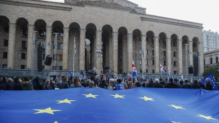 Članstvo Gruzije strateški izazov za EU: Nagraditi zemlju za "demokratsko nazadovanje" ili je gurnuti u zagrljaj Moskve?