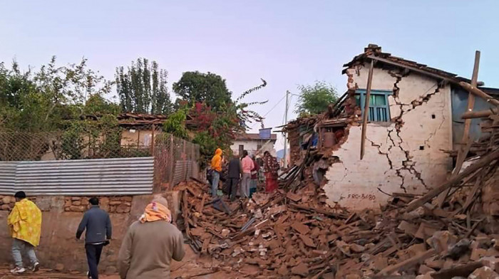 U zemljotresu koji je pogodio Nepal poginulo najmanje 128 ljudi, na desetine povređeno